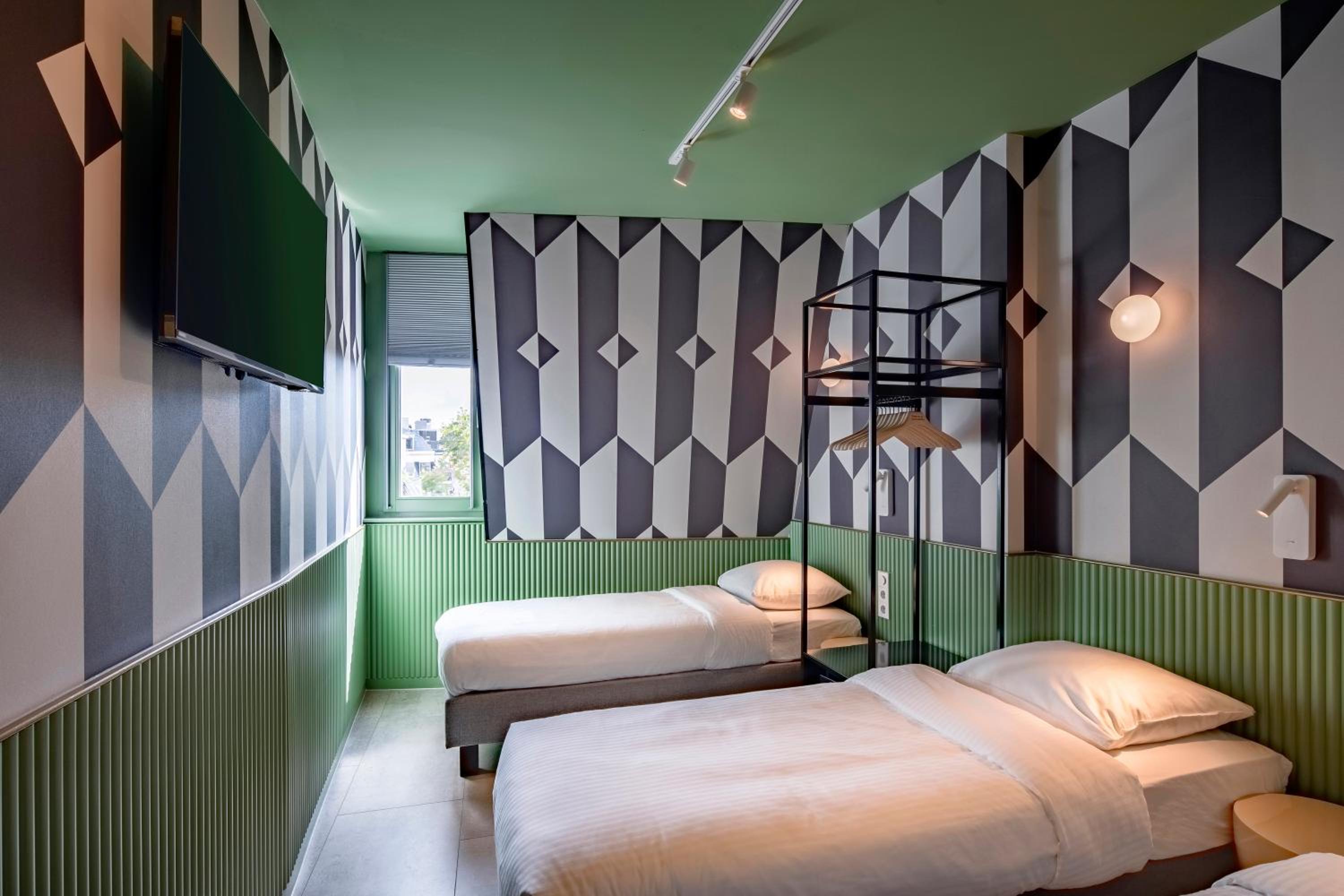 Room, Triple