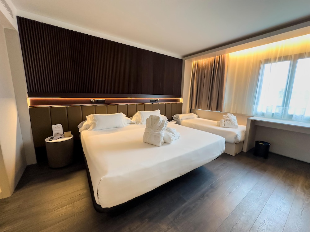 ROOM, TWIN BEDS, WITH EXTRA BED
