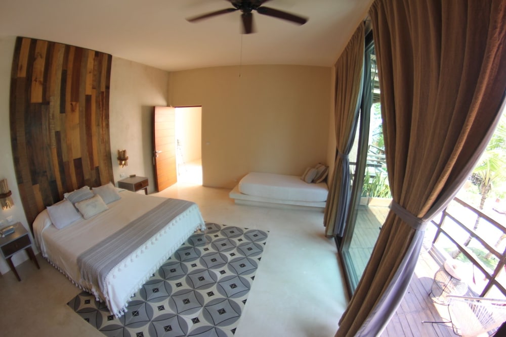 SUITE, PARTIAL SEA VIEW