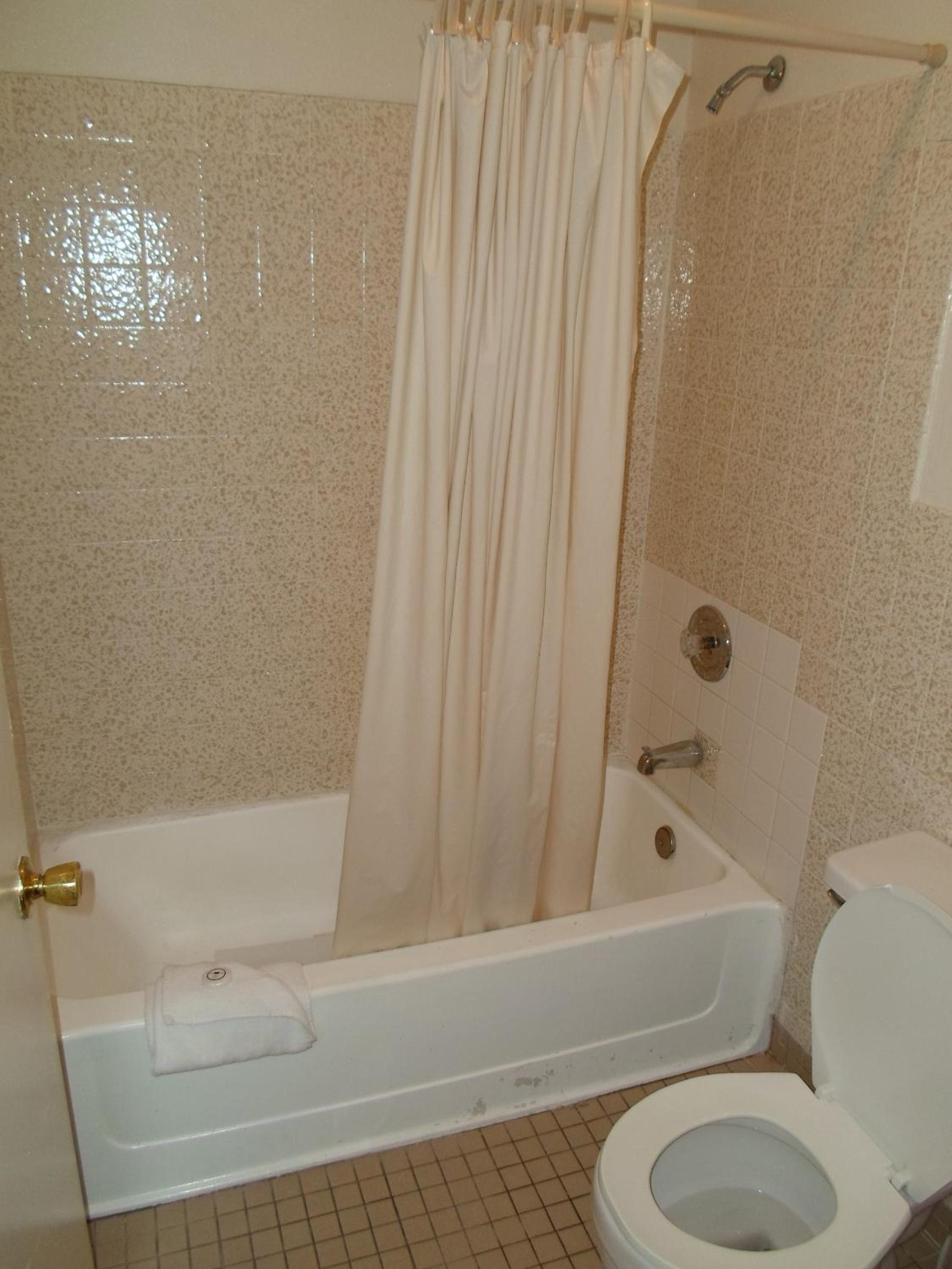 غرفة بسرير كوين، EZ 8 Motel Newark 2/2