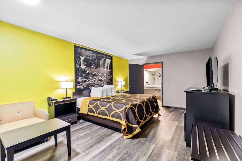Super 8 by Wyndham Paragould 12/50