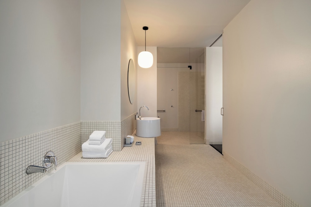 Delphi, Penthouse, Suite, King Bed, Accessible