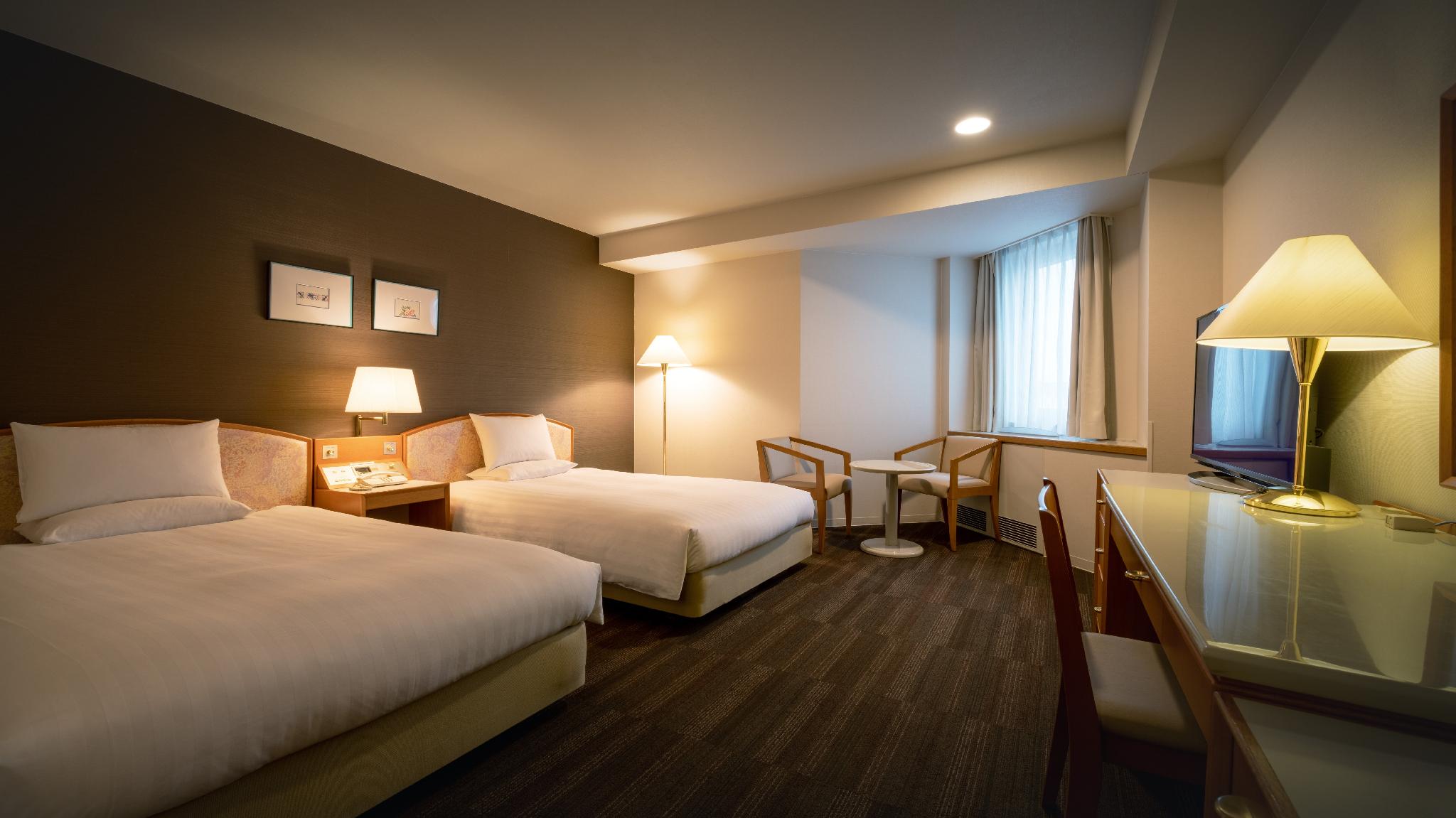 Room, Twin Beds, Parking Lot View