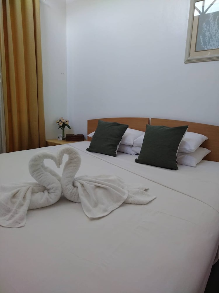 Makati Riverside Inn 24/54