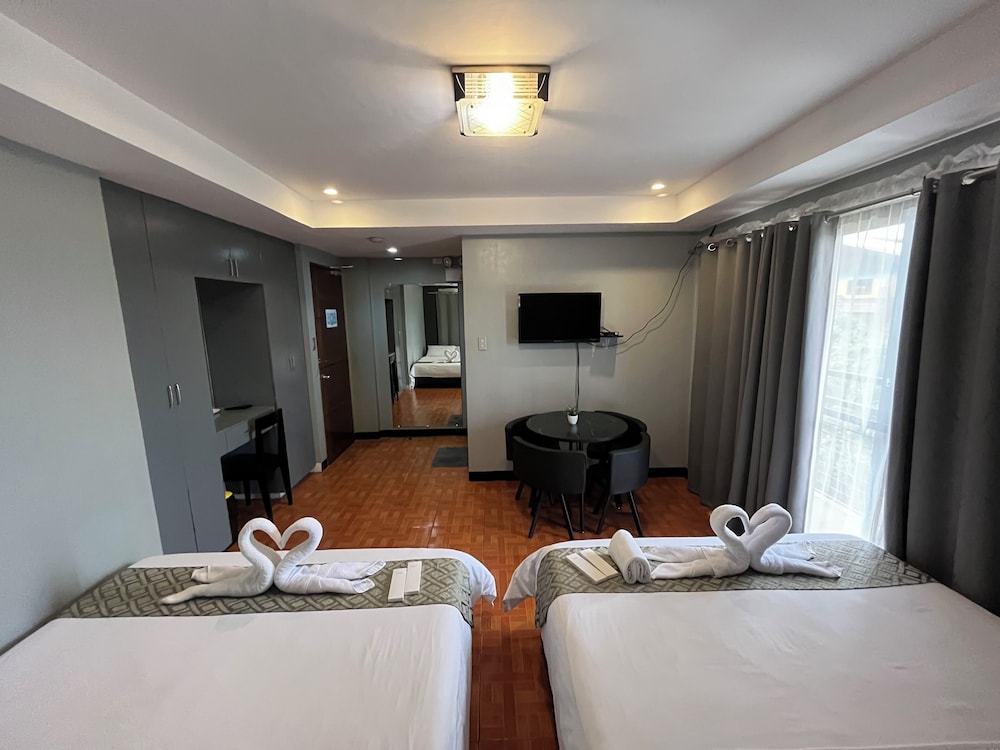 DELUXE, QUADRUPLE, 2 QUEEN BEDS