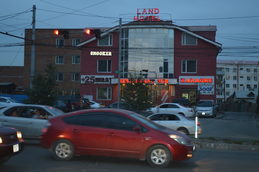 Land Hotel 2/50