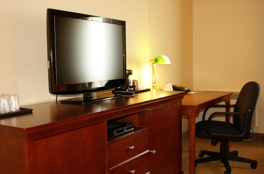 Travelodge Suites by Wyndham Regina / Eastgate Bay 61/71
