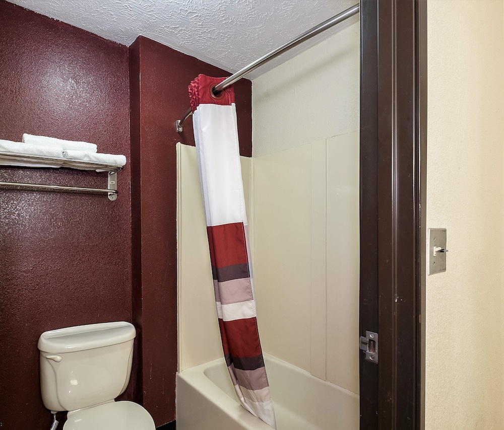 Red Roof Inn & Suites Hermitage 16/30