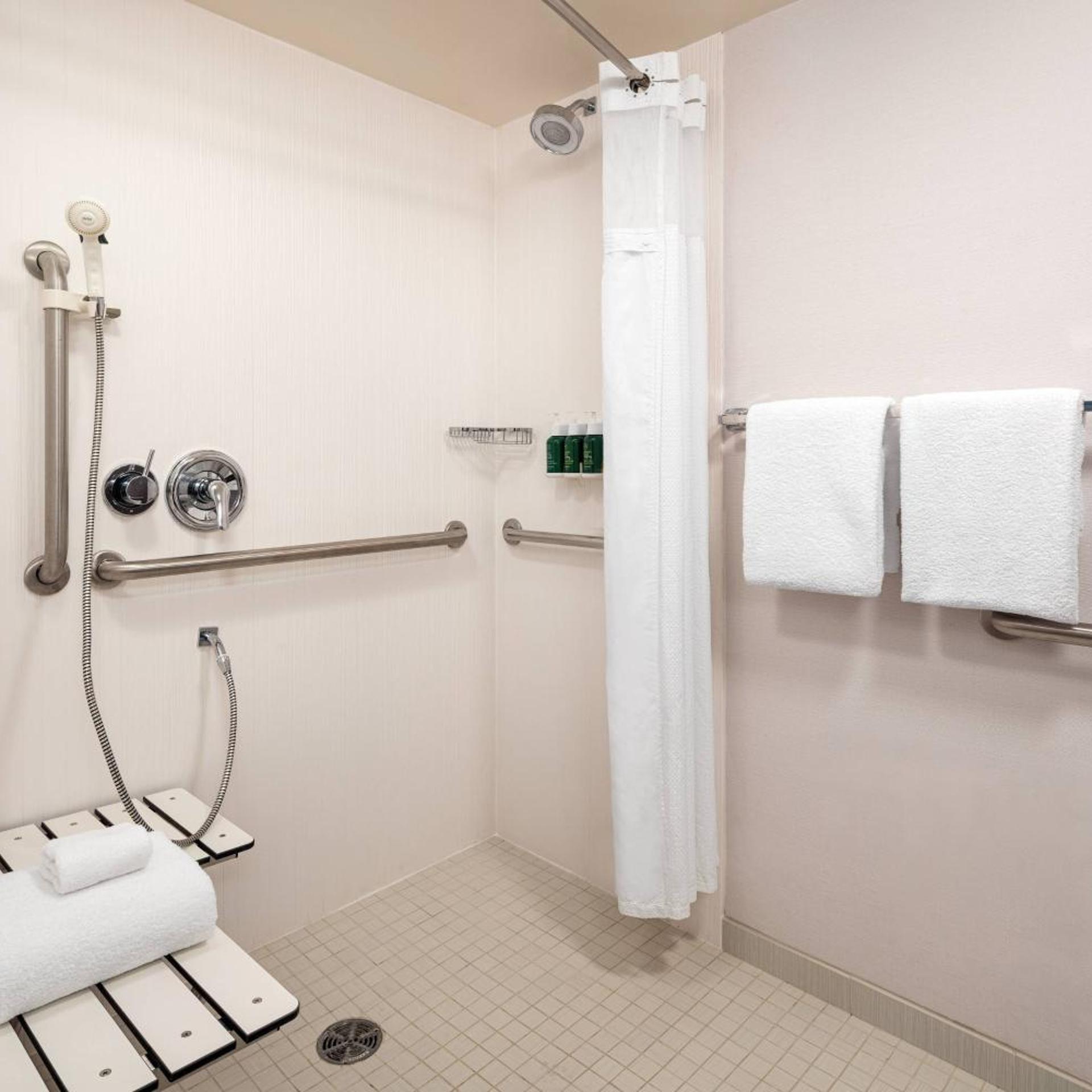 غرفة بسرير كينج مع أريكة بحوض استحمام لذوي الإعاقة، Courtyard by Marriott Rancho Cordova Sacramento 8/10