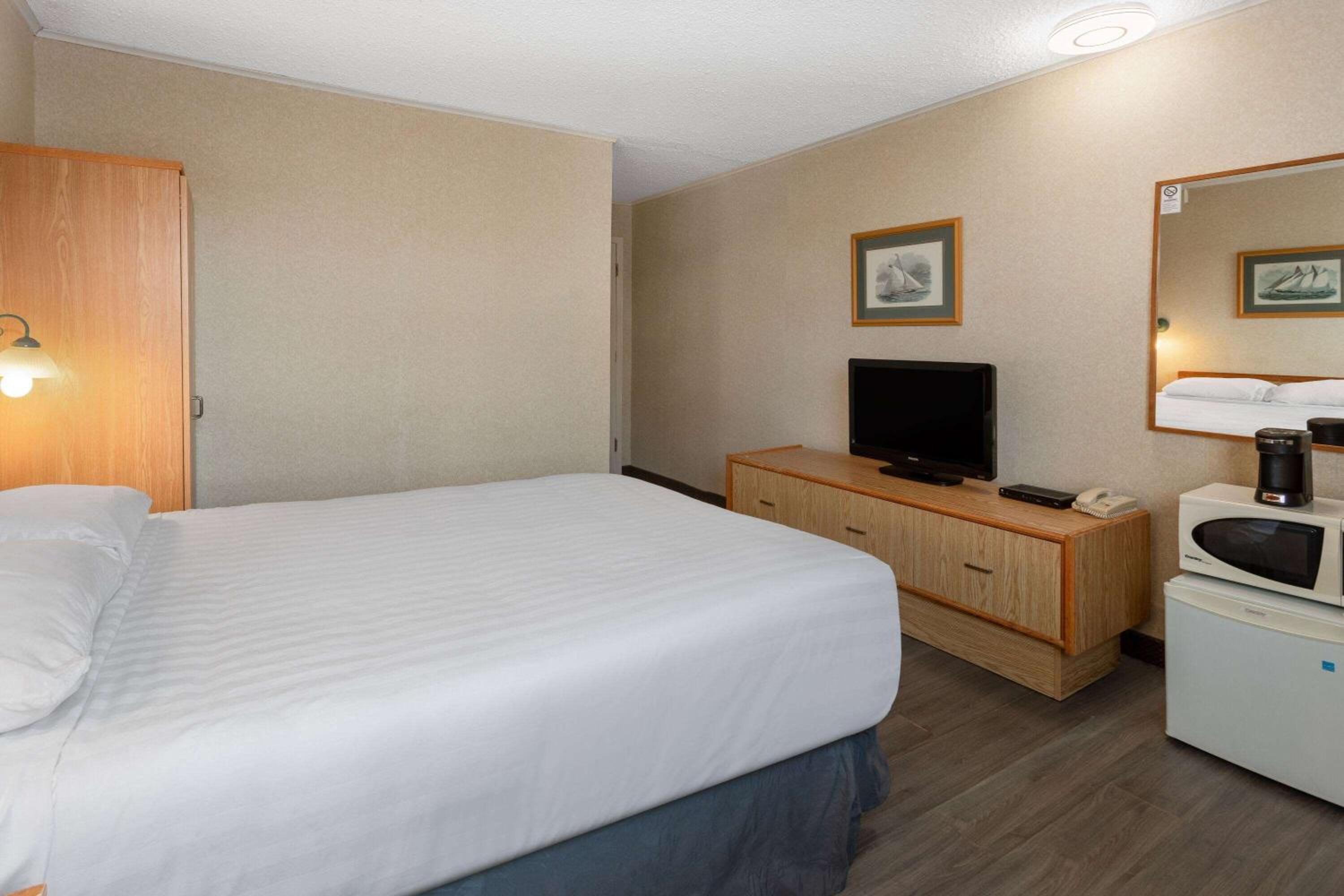 Drive Up, Deluxe, King Bed, Queen Bed