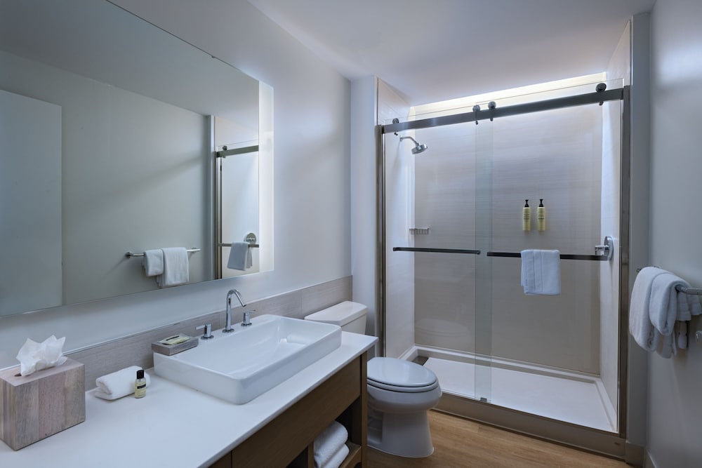 Element Dallas Las Colinas 32/33