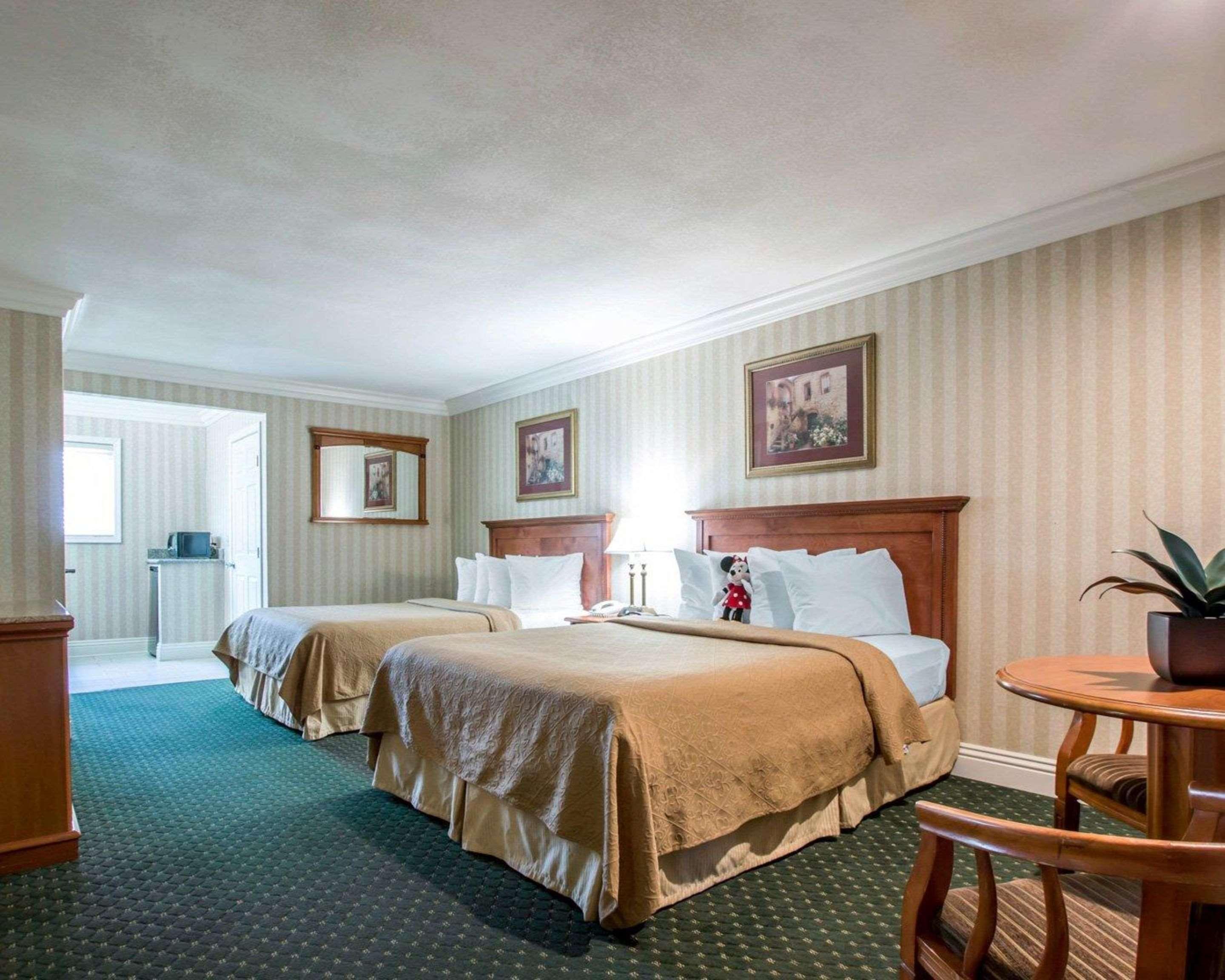 Room, 2 Queen Beds, Quality Inn Suites Anaheim Maingate 4/6