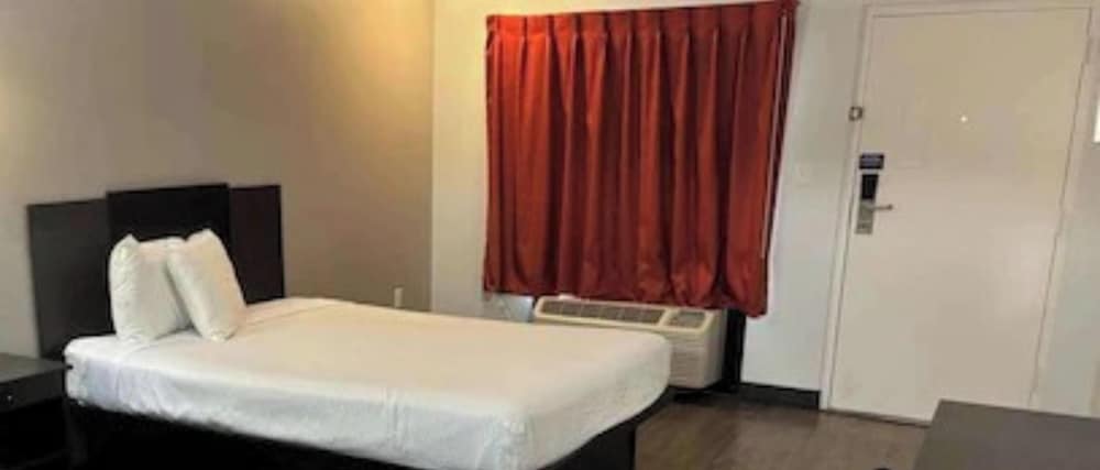 1 King Bed - Non-Smoking, Micfridge