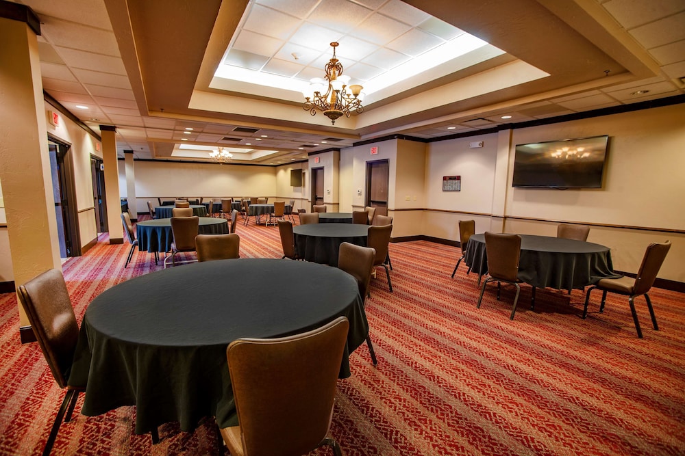 Best Western Plus Cimarron Hotel & Suites 37/41