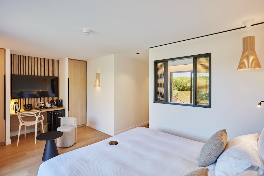 Eden Hotel 8/50