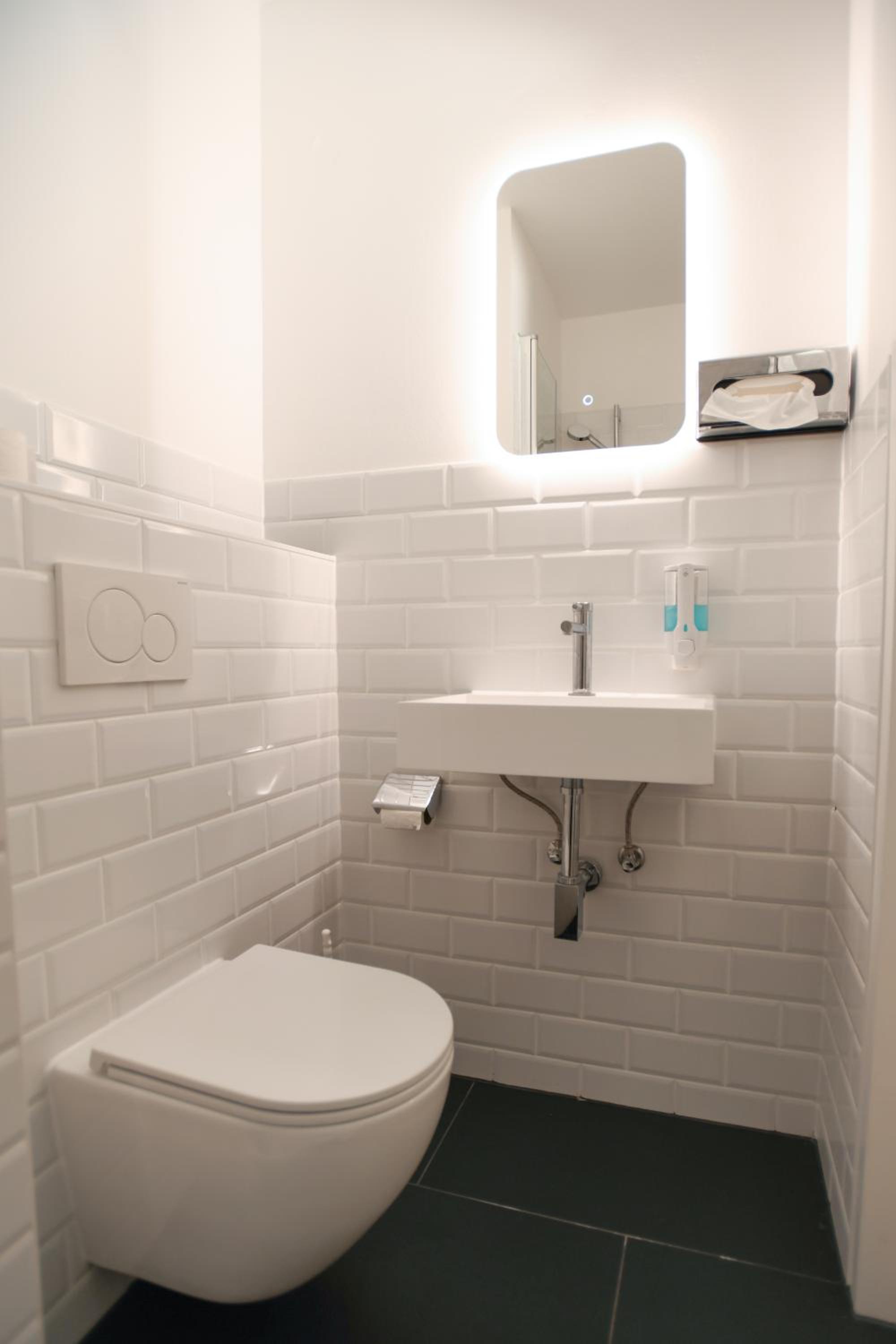 Apadana Hotel 48/50