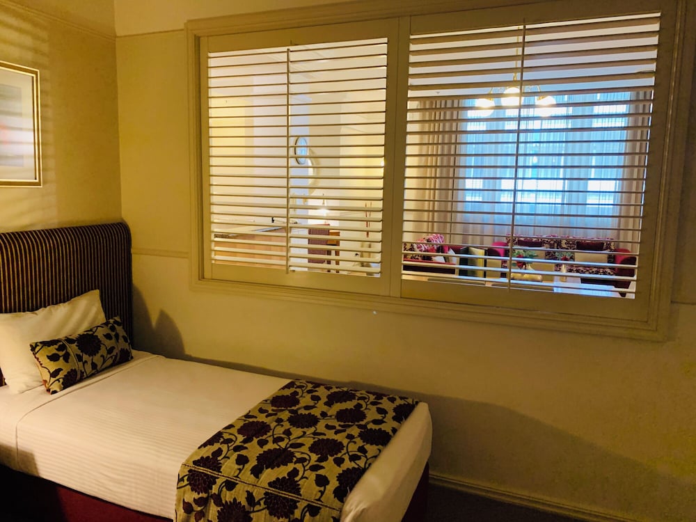 Royal Albert Hotel 50/75