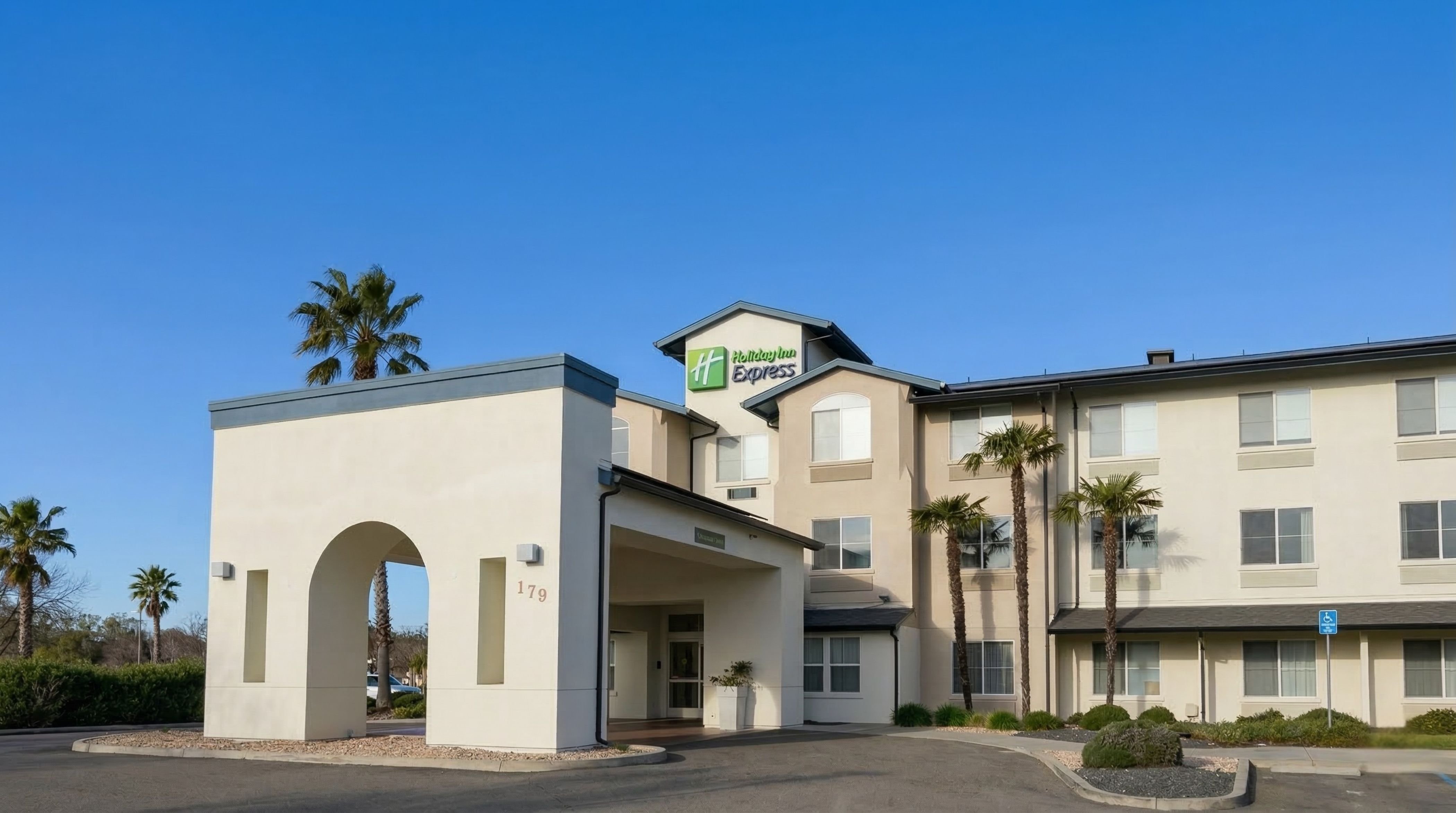 Holiday Inn Express Hotel and Suites Manteca City Center 69/76