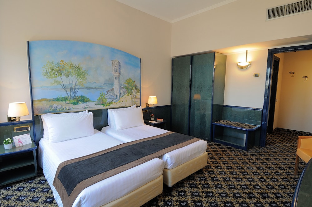 ROOM, TWIN BEDS