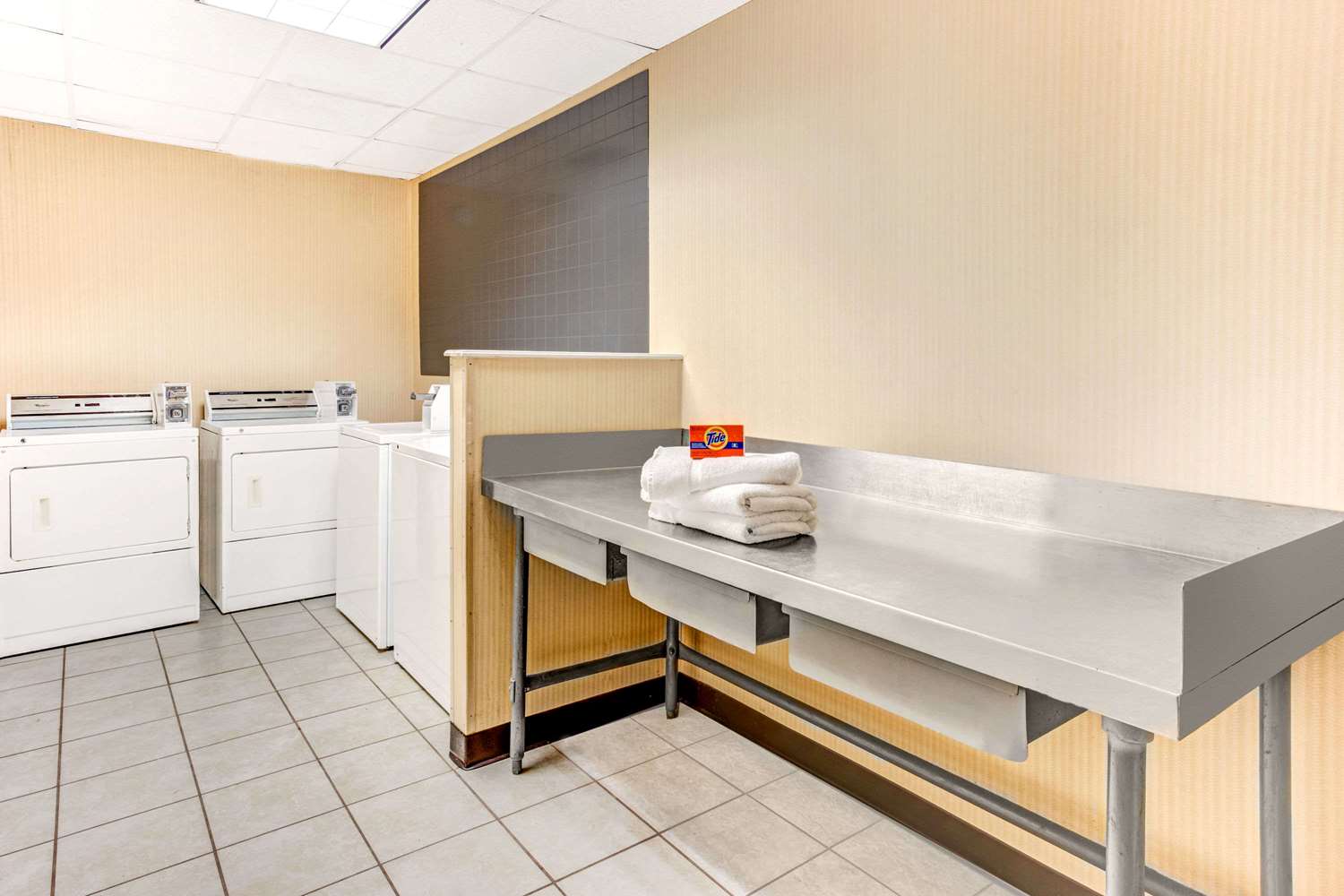 Ramada By Wyndham Murfreesboro 24/24