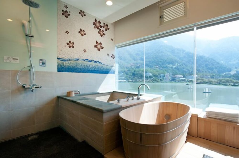 Lakeside Resort Hotel 48/50