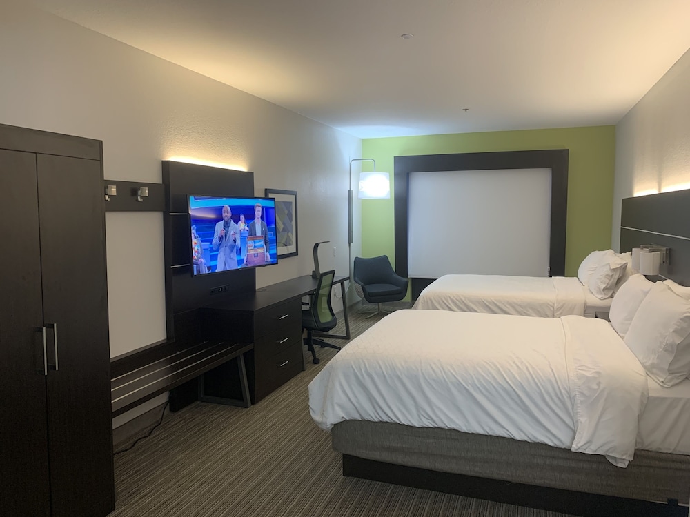 Holiday Inn Express Hotel and Suites Greenville 24/64