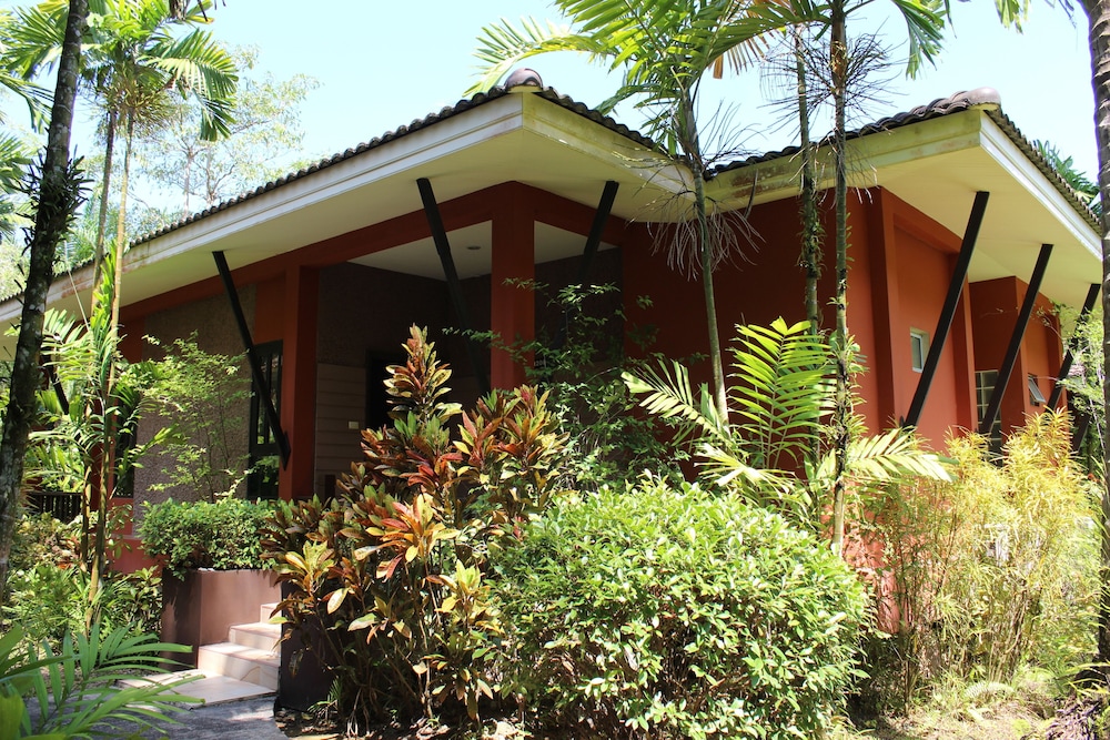 Sudala Beach Resort in TAKUA PA
