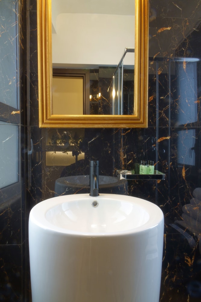 Athens Version Luxury Suites 66/70