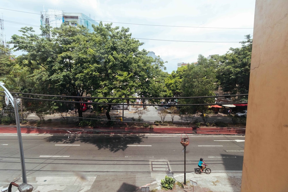 Reddoorz Near Quirino Station 43/45