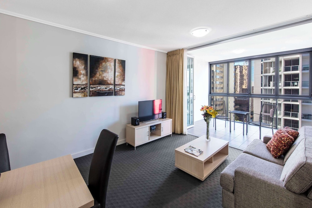 Oaks Brisbane on Charlotte Suites 24/43