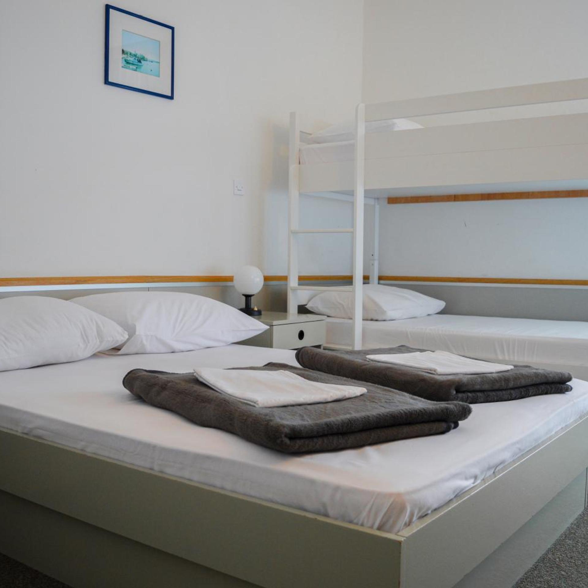 غرفة ثلاثية بإطلالة على البحر بشرفة، Hotel Miran Pirovac 2/4