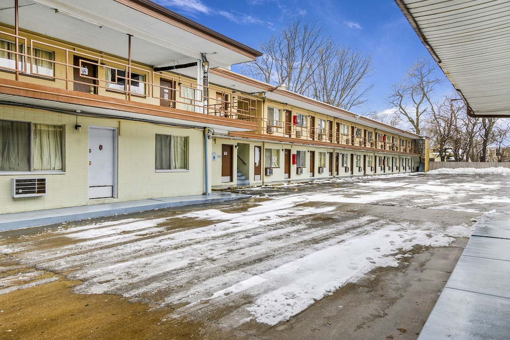 OYO Hotel Downtown Peoria I-74 52/58