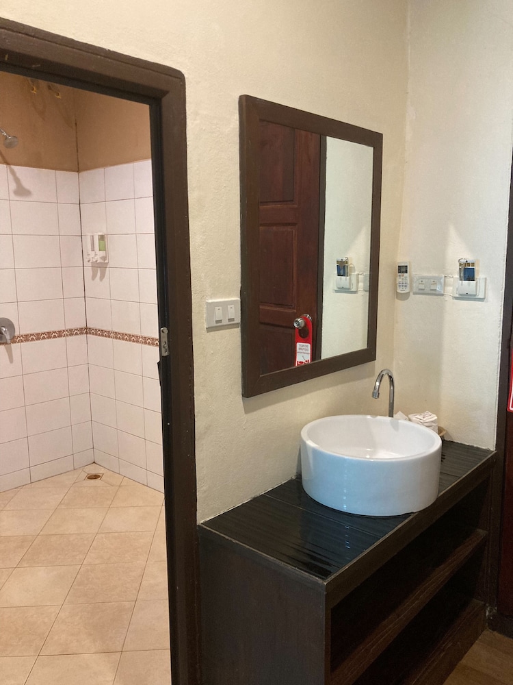 Lanta Klong Nin Beach Resort 65/70