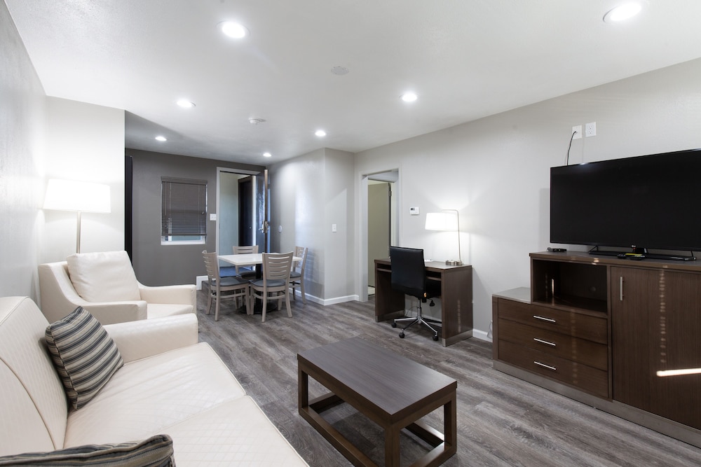 Super 8 by Wyndham Eureka 20/27