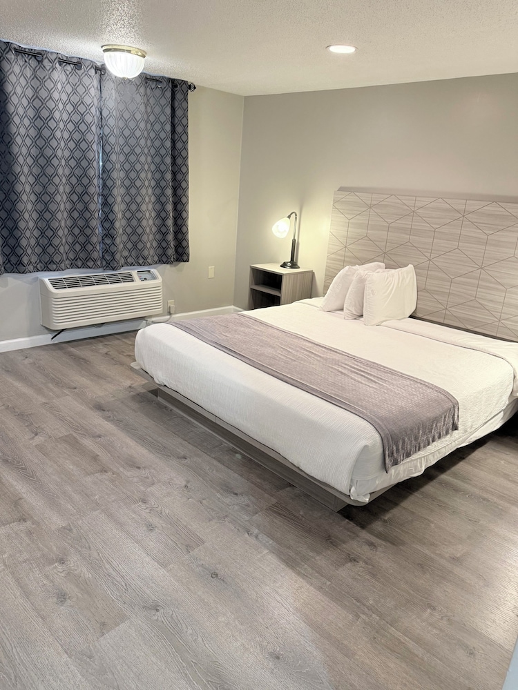 غرفة أساسية مفردة بسرير كينج لذوي الإعاقة، Knights Inn Danvers 2/8
