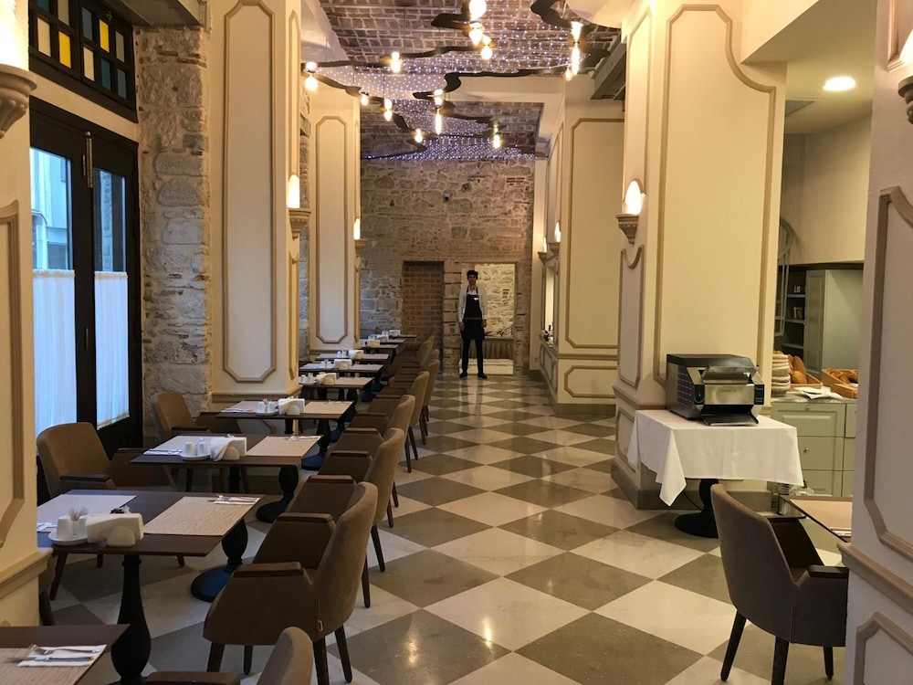 Galatahan Hotel 49/55