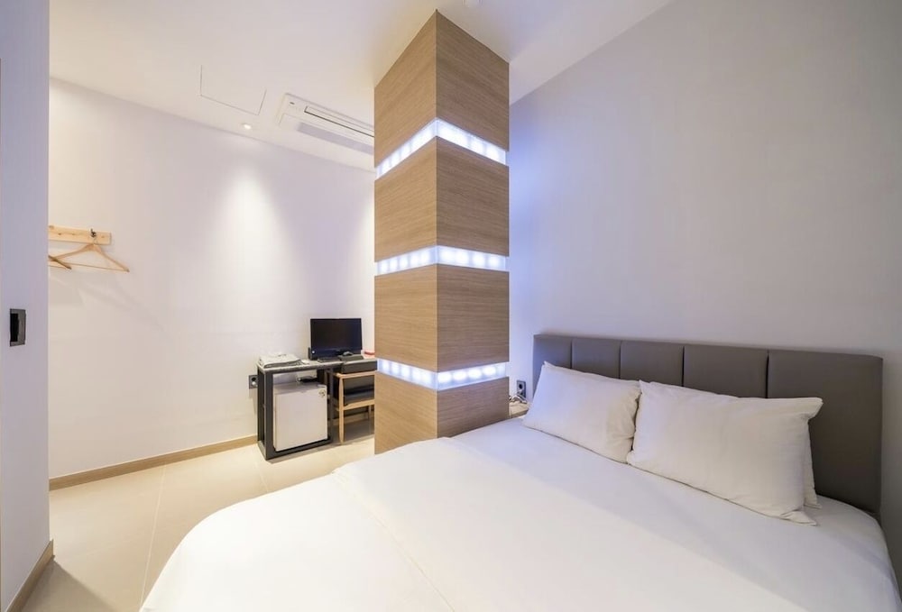 Suwon Station Myeongjak Hotel 13/57