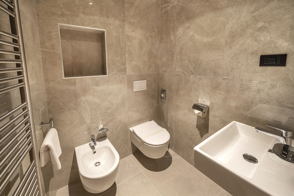 Riva Luxury Hotel 68/69