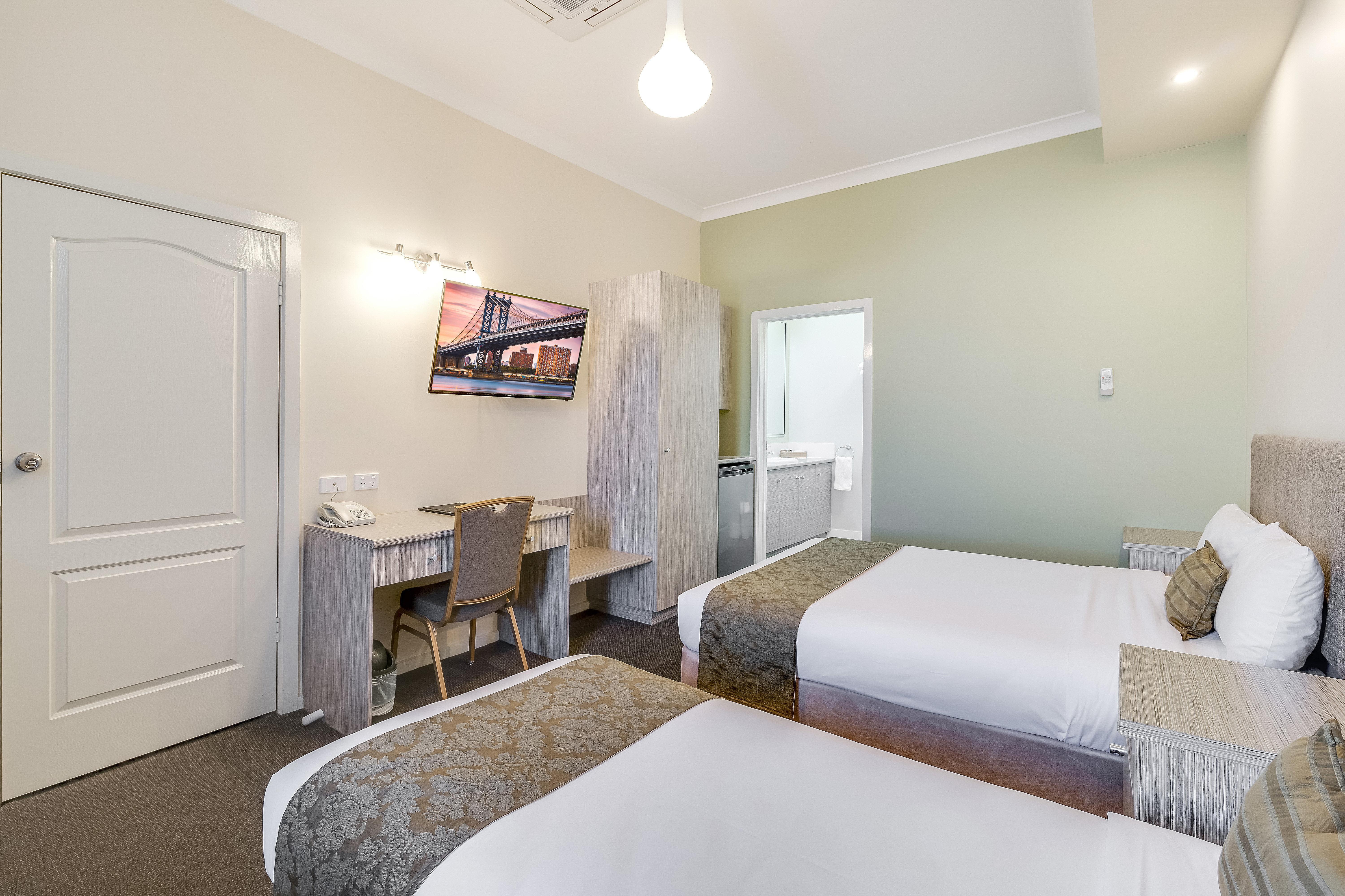 Prince of Wales Motor Inn 17/64