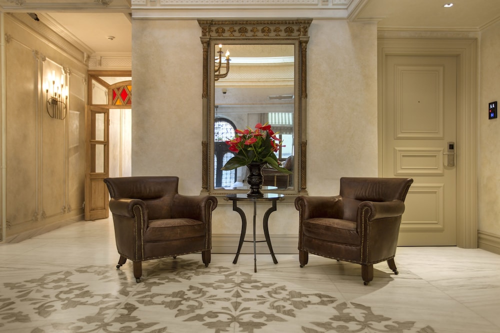 TAXIM LOUNGE HOTEL 35/58