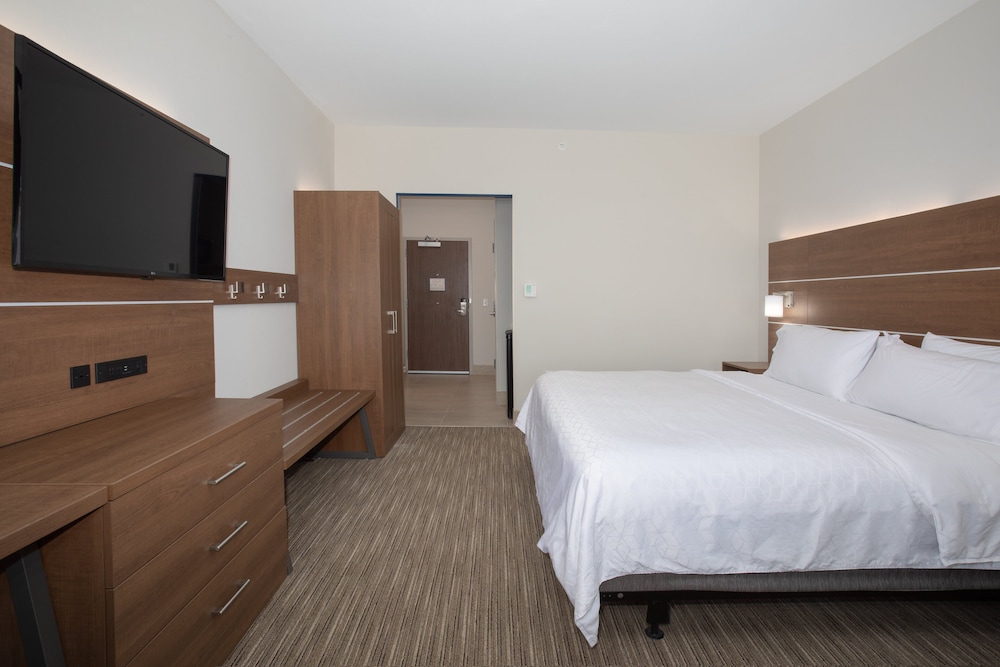 Holiday Inn Express & Suites Goodland I-70 17/45
