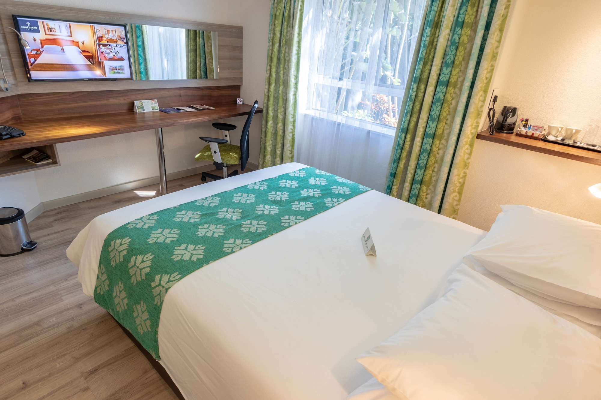 ROOM, DOUBLE BED