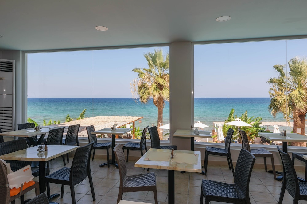 Belussi Beach Hotel & Suites 41/50