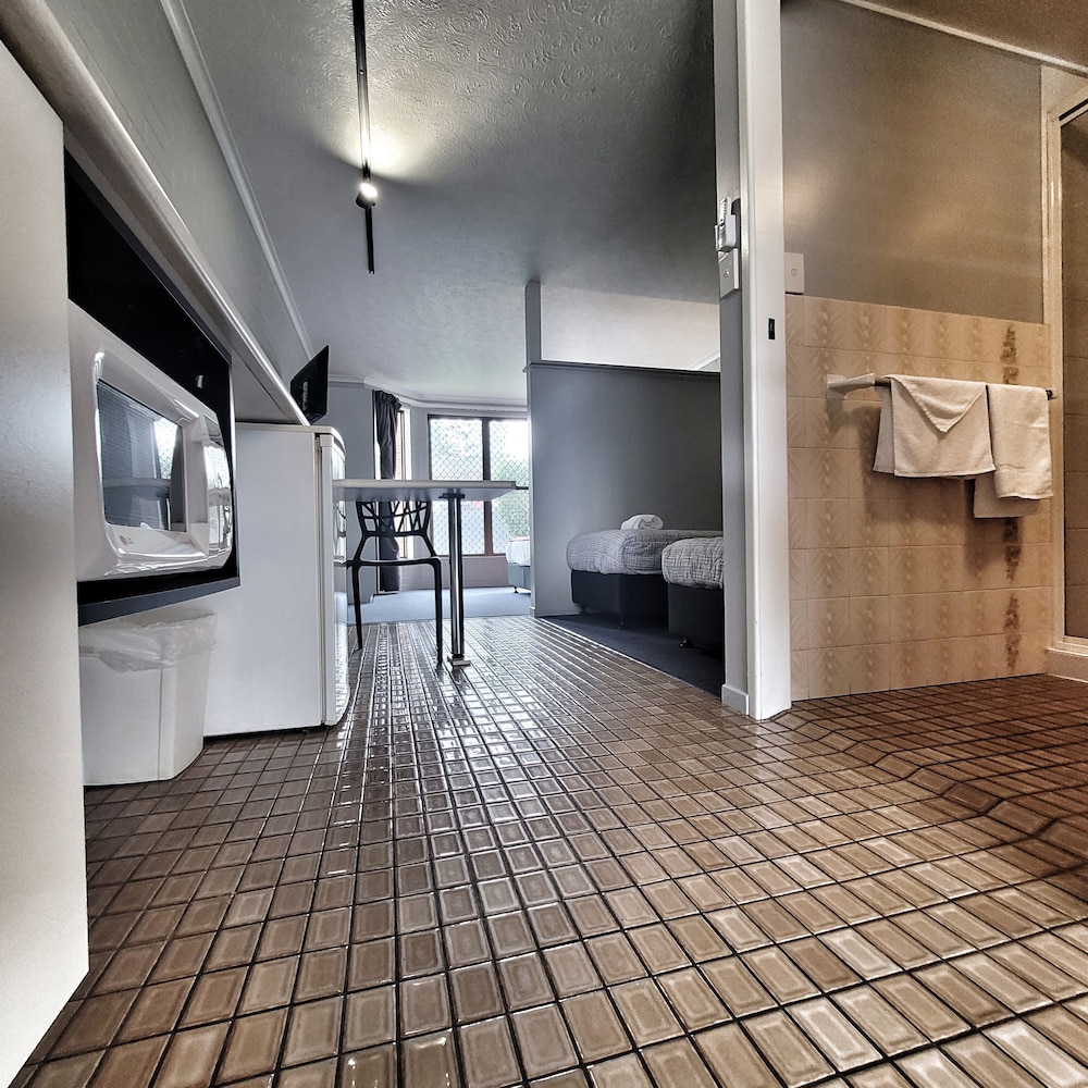 A Raceview Motor Inn 13/34