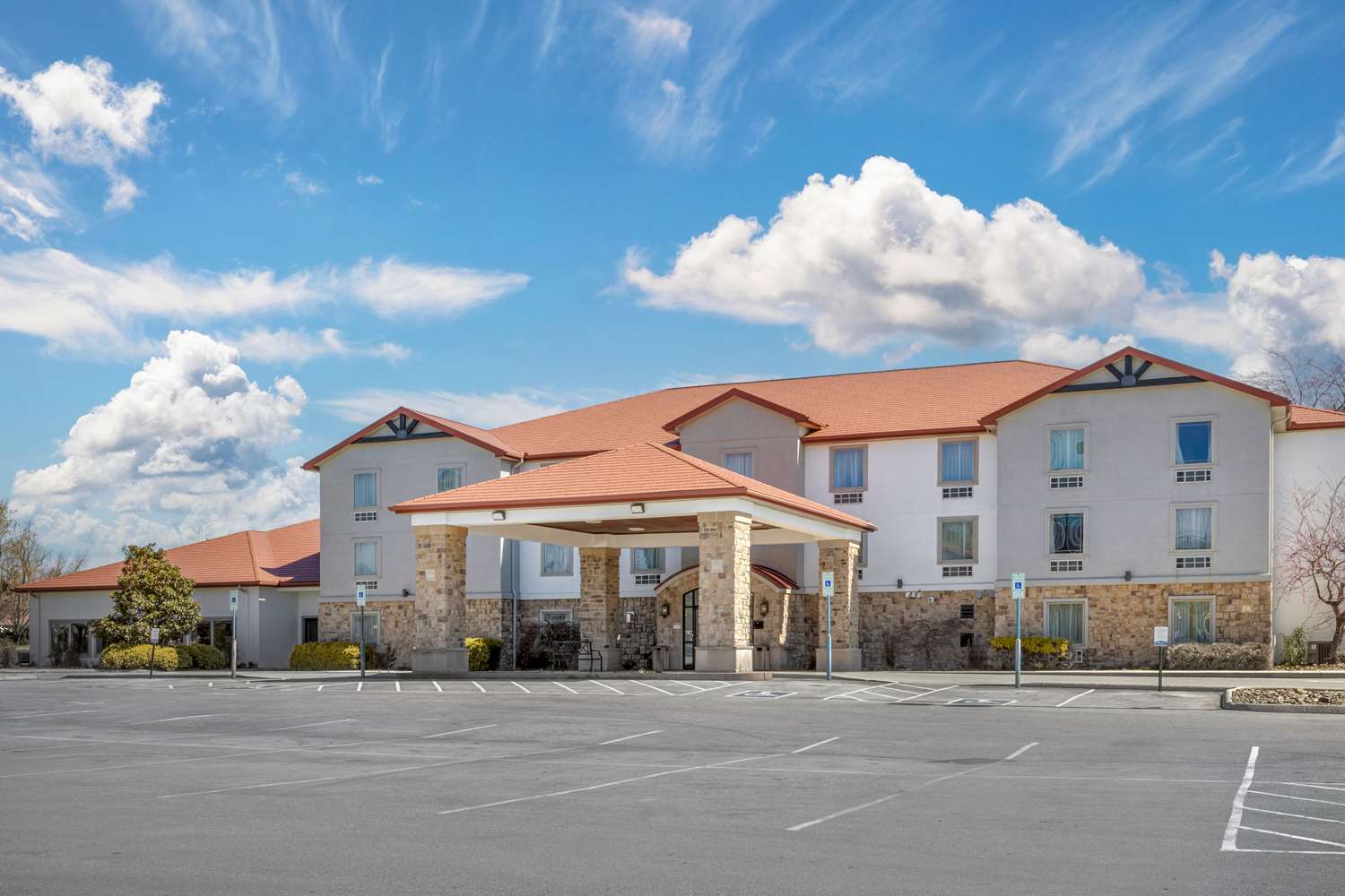 Quality Inn & Suites Monterey I-40 2/21