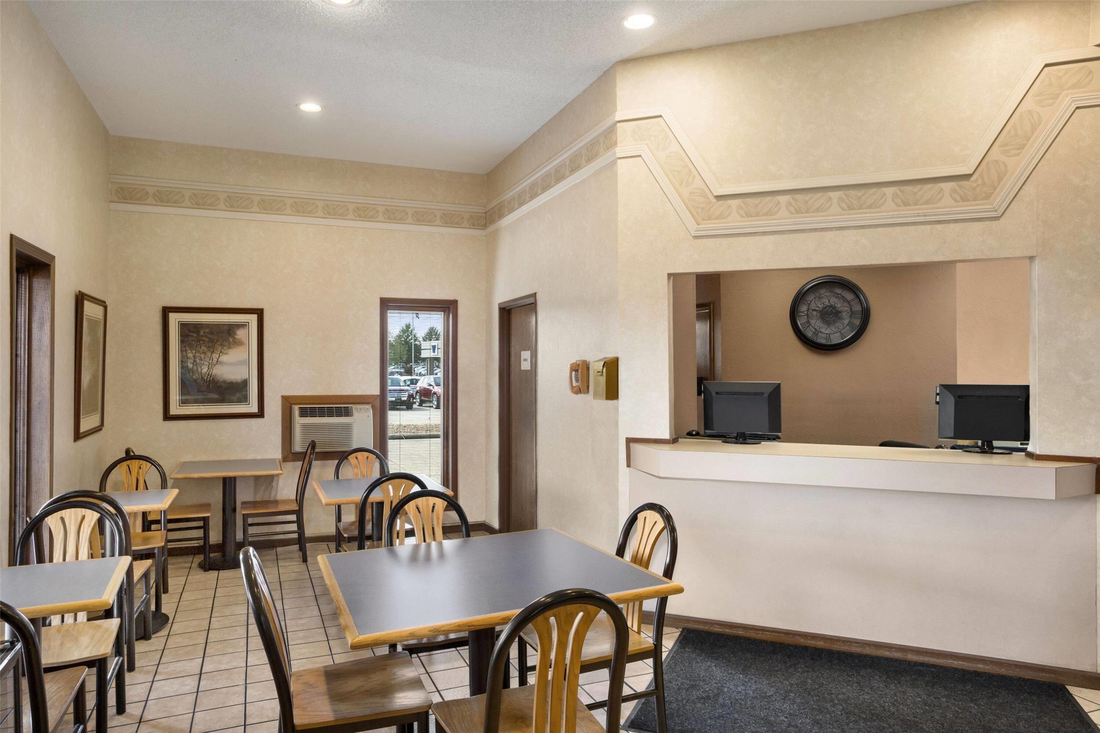 Super 8 By Wyndham Carbondale 4/23