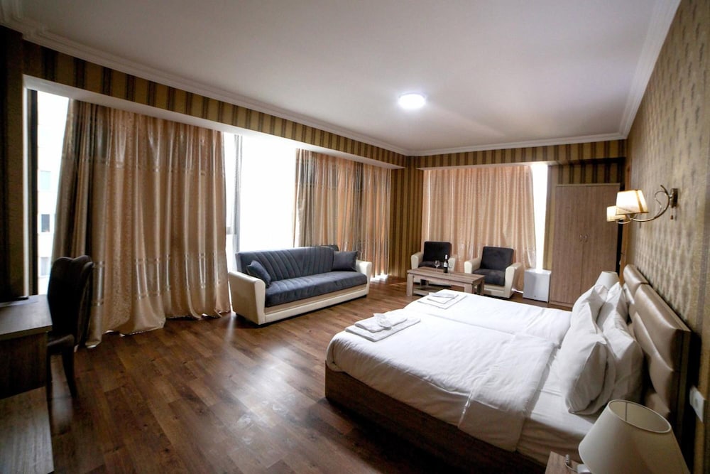 L PLAZA HOTEL 15/63