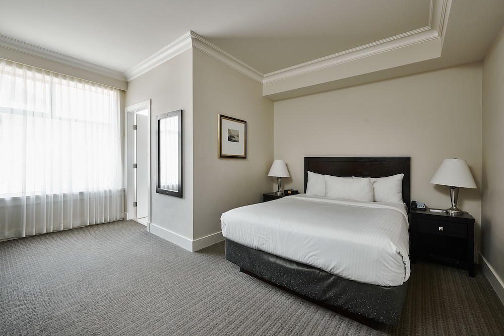 SUPERIOR, QUEEN BED