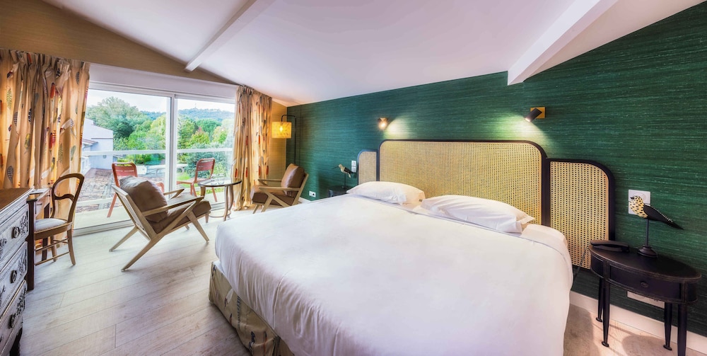 Relais and Chateaux Hotel La Reserve 5/37