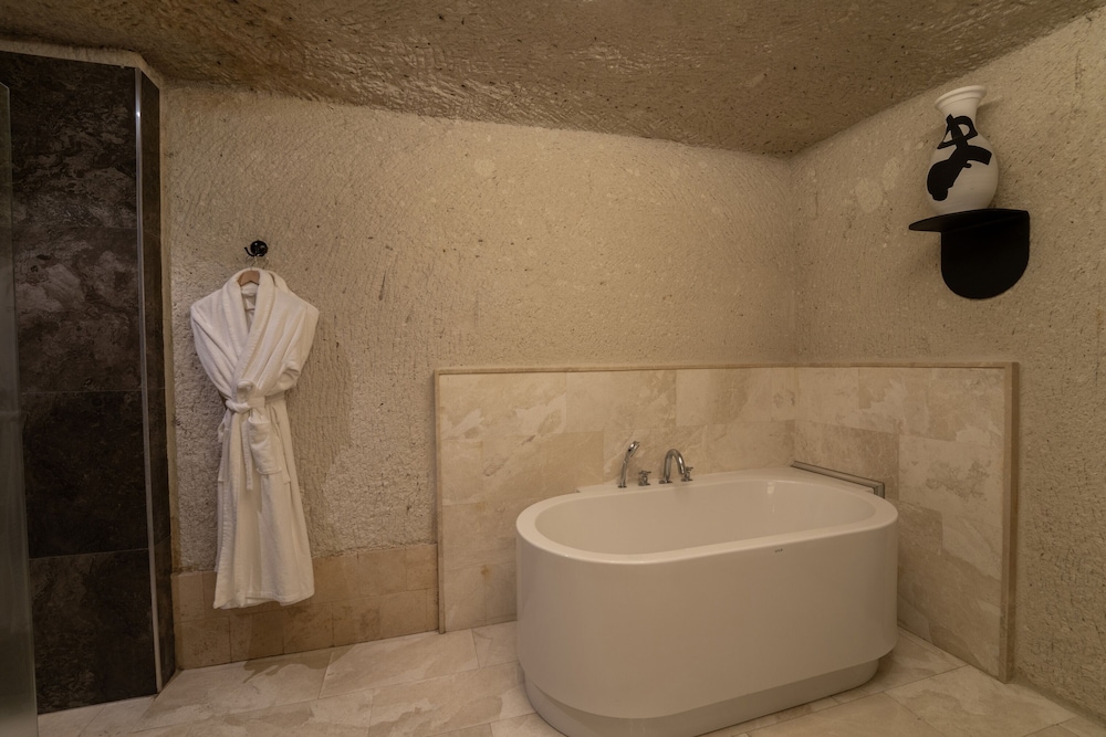 Artemis Cave Suites 58/64